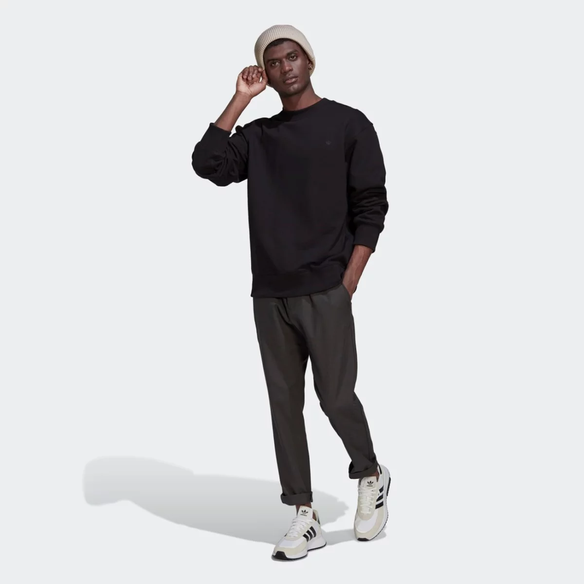 hk2938_6_apparel_on-model_walking-view_grey-huge-66579513aa282