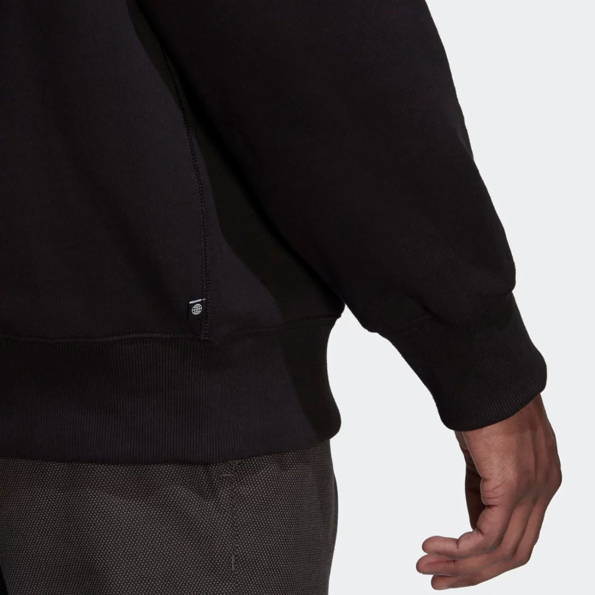 hk2938_8_apparel_on-model_detail-view-2_grey-huge-665795109e8b1
