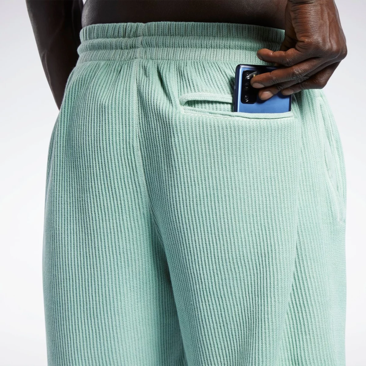 h54436_app_on-model_detail-3_gradient-huge-665778aa684ec