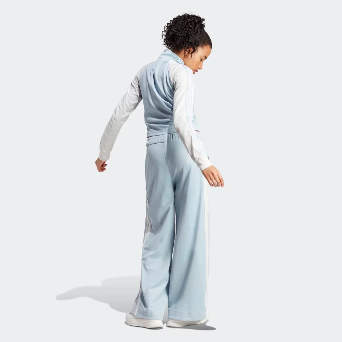 ij8777_7_apparel_on-model_walking-view_grey-huge-6657a64dd8947