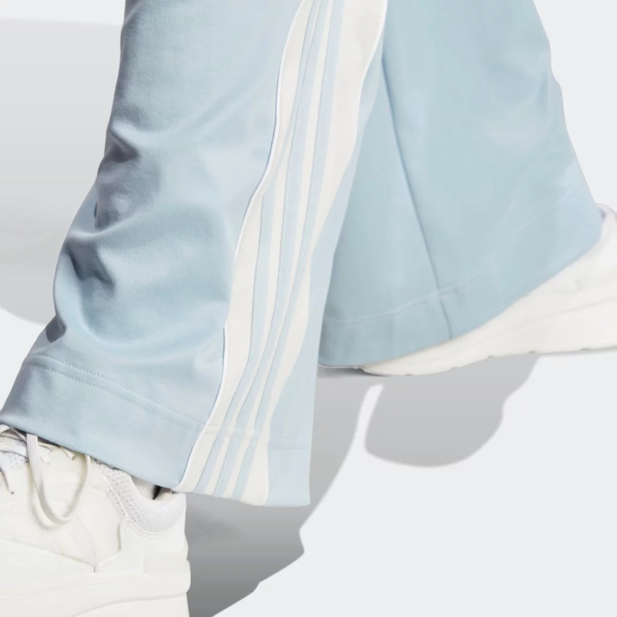 ij8777_9_apparel_on-model_detail-view-2_grey-huge-6657a65335c04