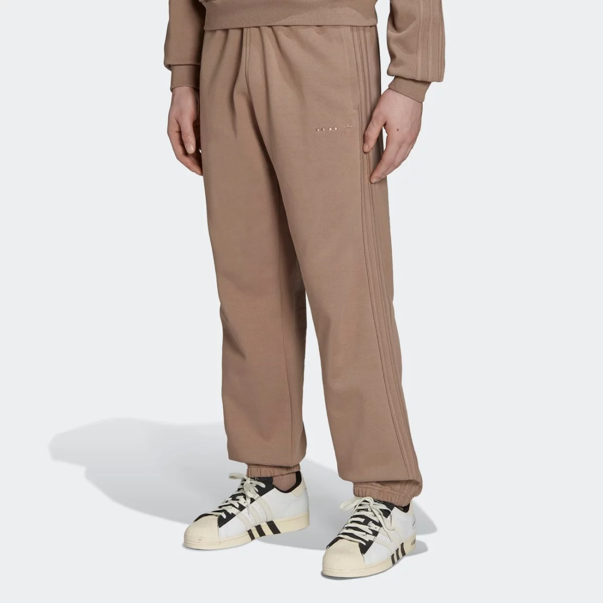 hk2727_3_apparel_on-model_standard-view_grey-huge-6657953f56bbe