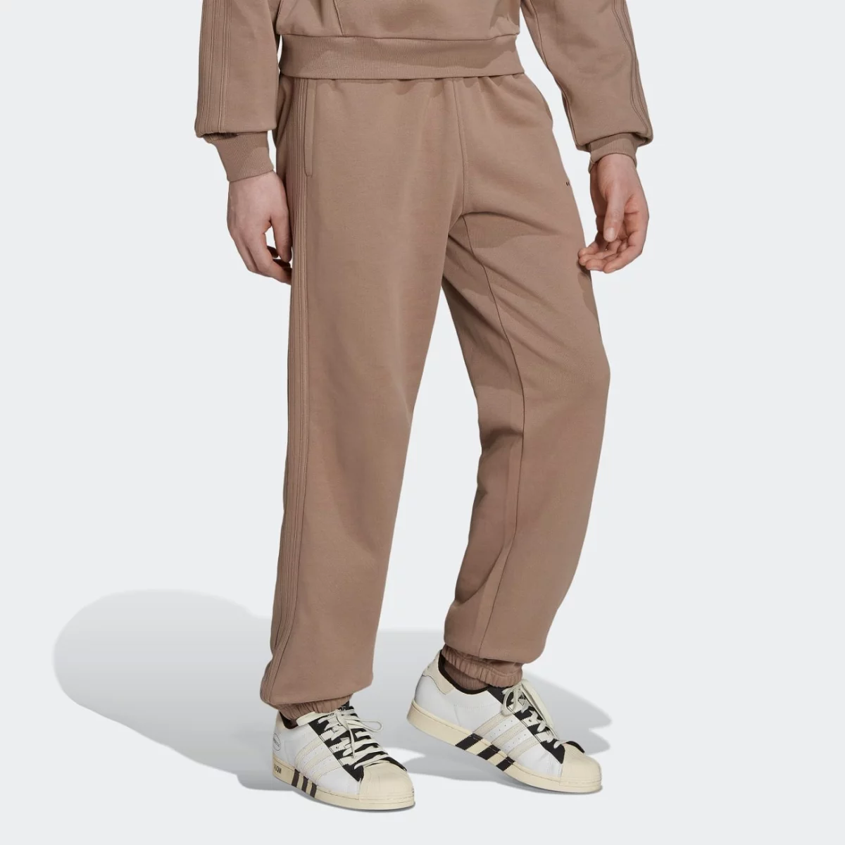 hk2727_5_apparel_on-model_walking-view_grey-huge-6657954270aa1