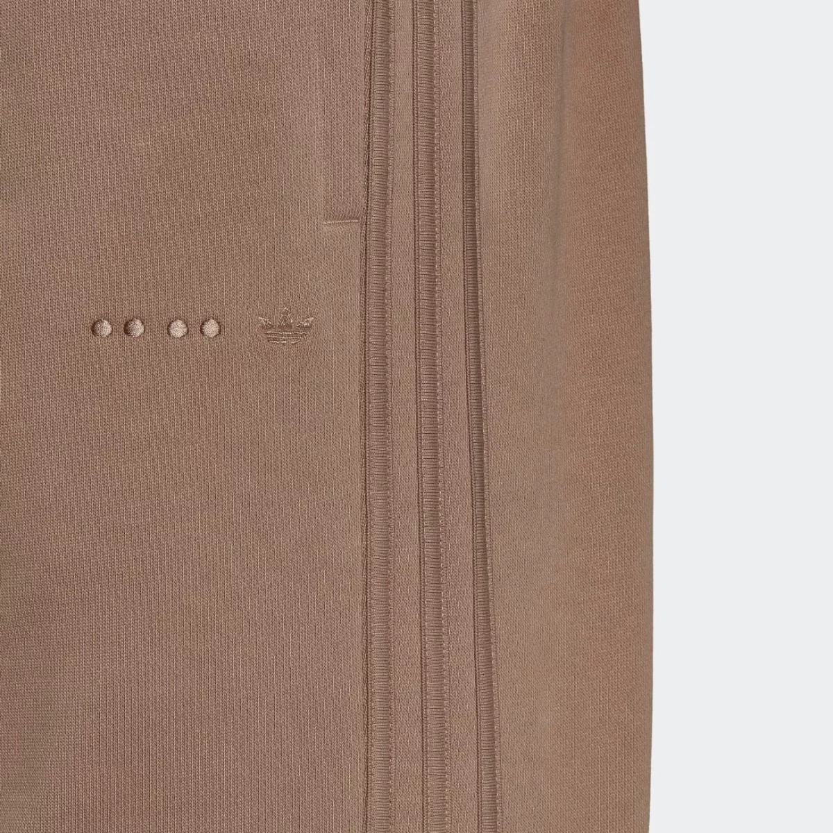 hk2727_6_apparel_on-model_detail-view-1_grey-huge-66579545d2e6b