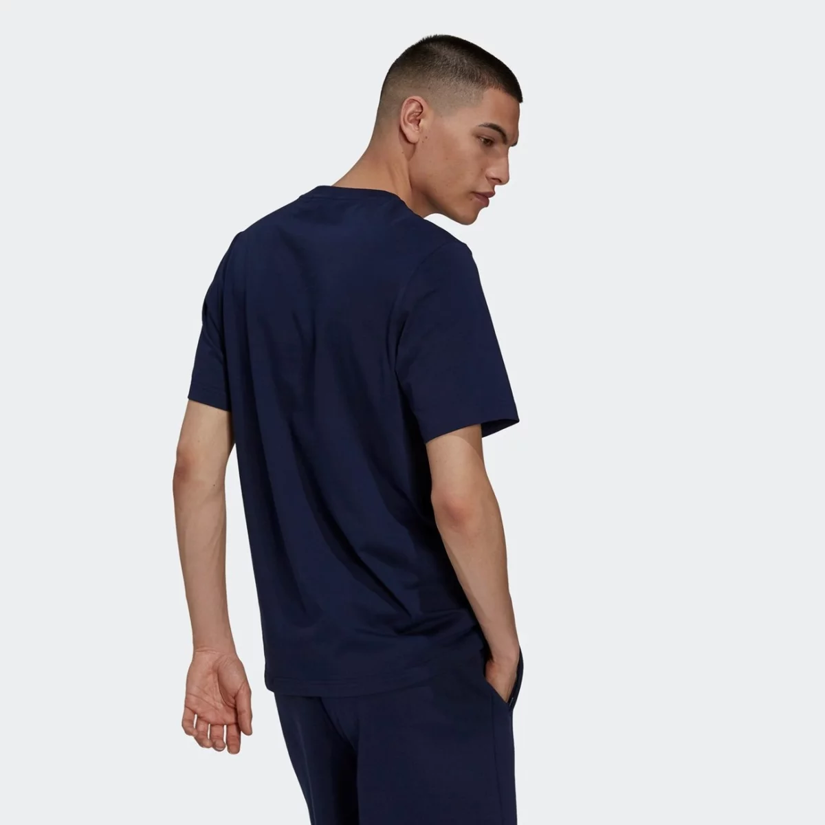 h13480_app_on-model_back_gradient-huge-6657634d84a57