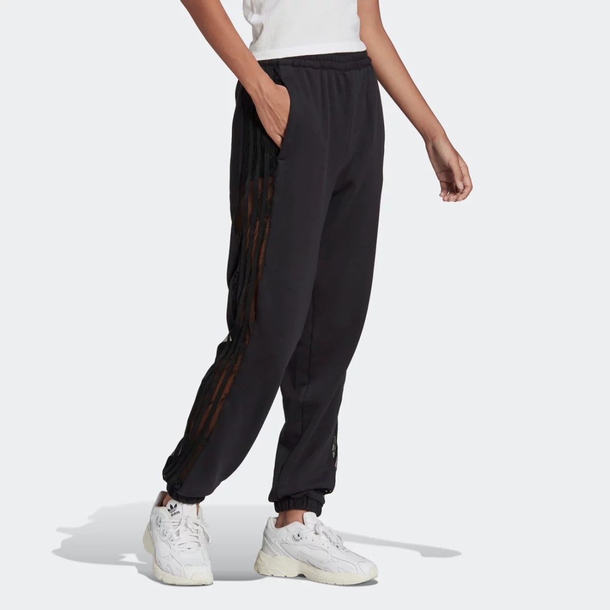 hc4573_5_apparel_on-model_walking-view_grey-huge-66577470893a5