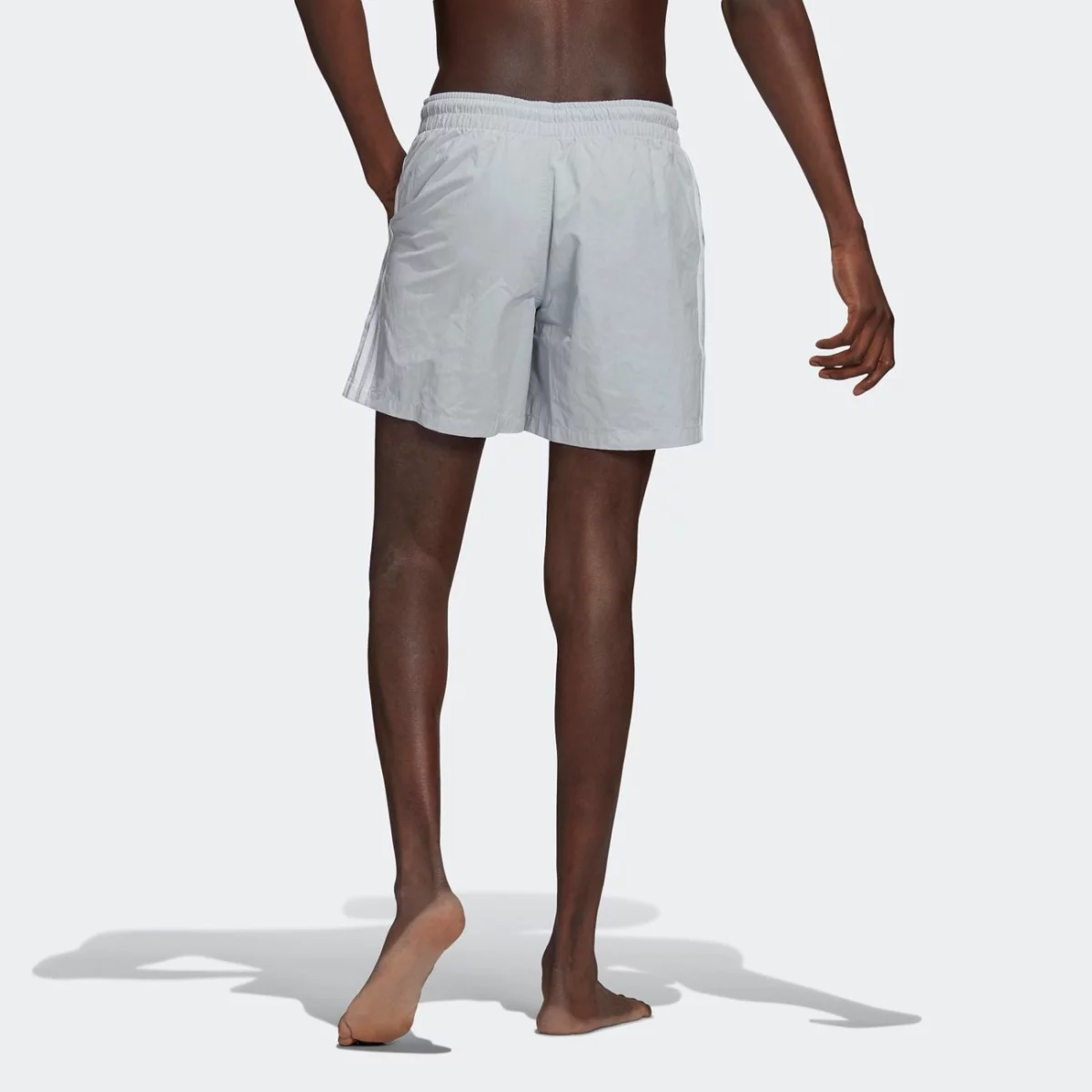 gn3524_app_on-model_back_gradient-huge-66575384d1a4a