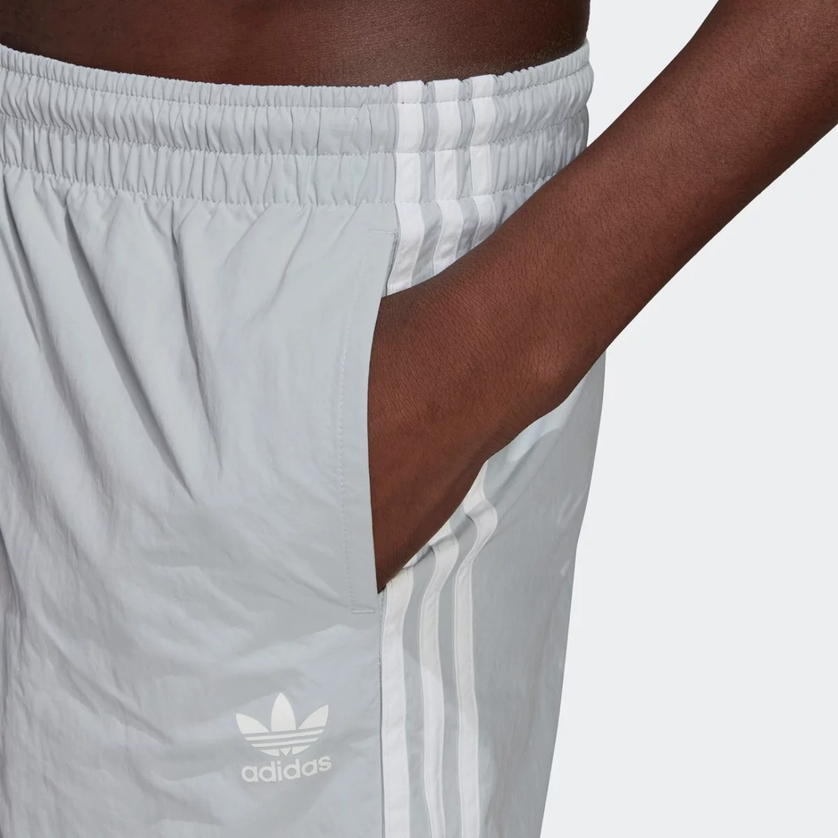 gn3524_app_on-model_detail-1_gradient-huge-6657538916689