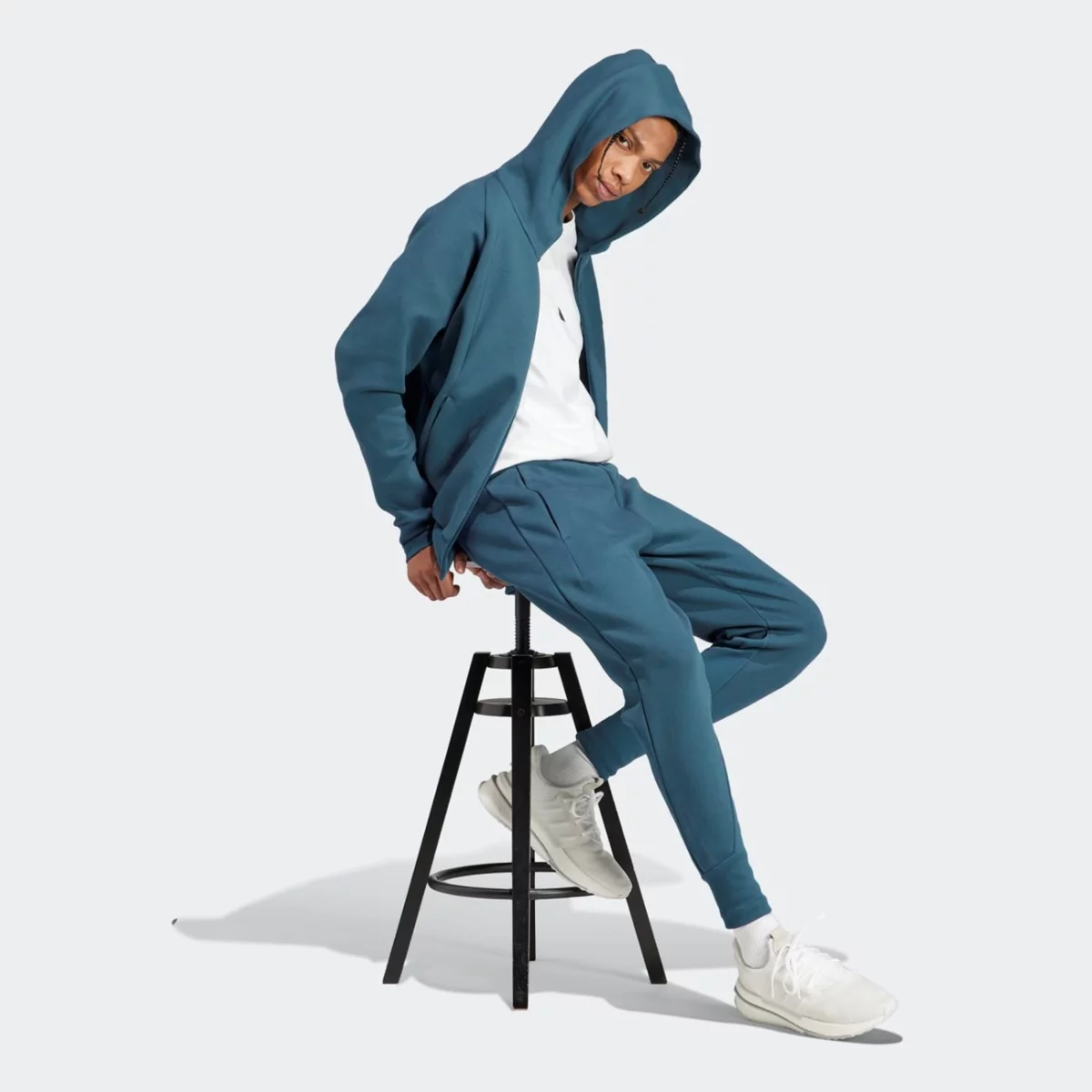 in5100_5_apparel_on-model_walking-view_grey-huge-6657a5d7e7c3d