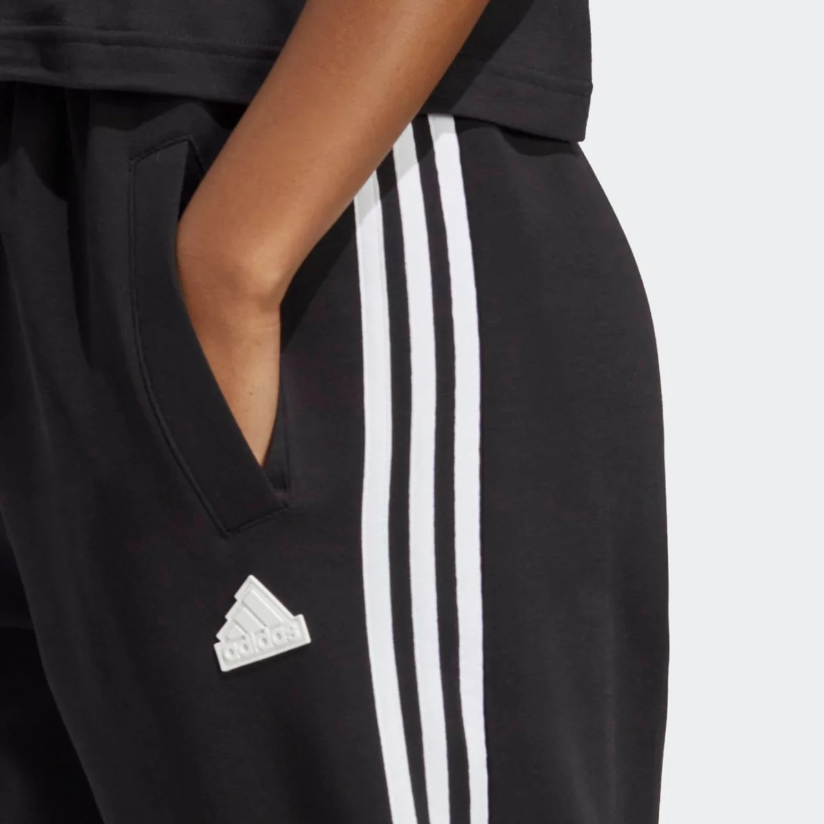 0_0039_ic0458_6_apparel_on-model_detail-view-1_grey-huge-6657a058c881f