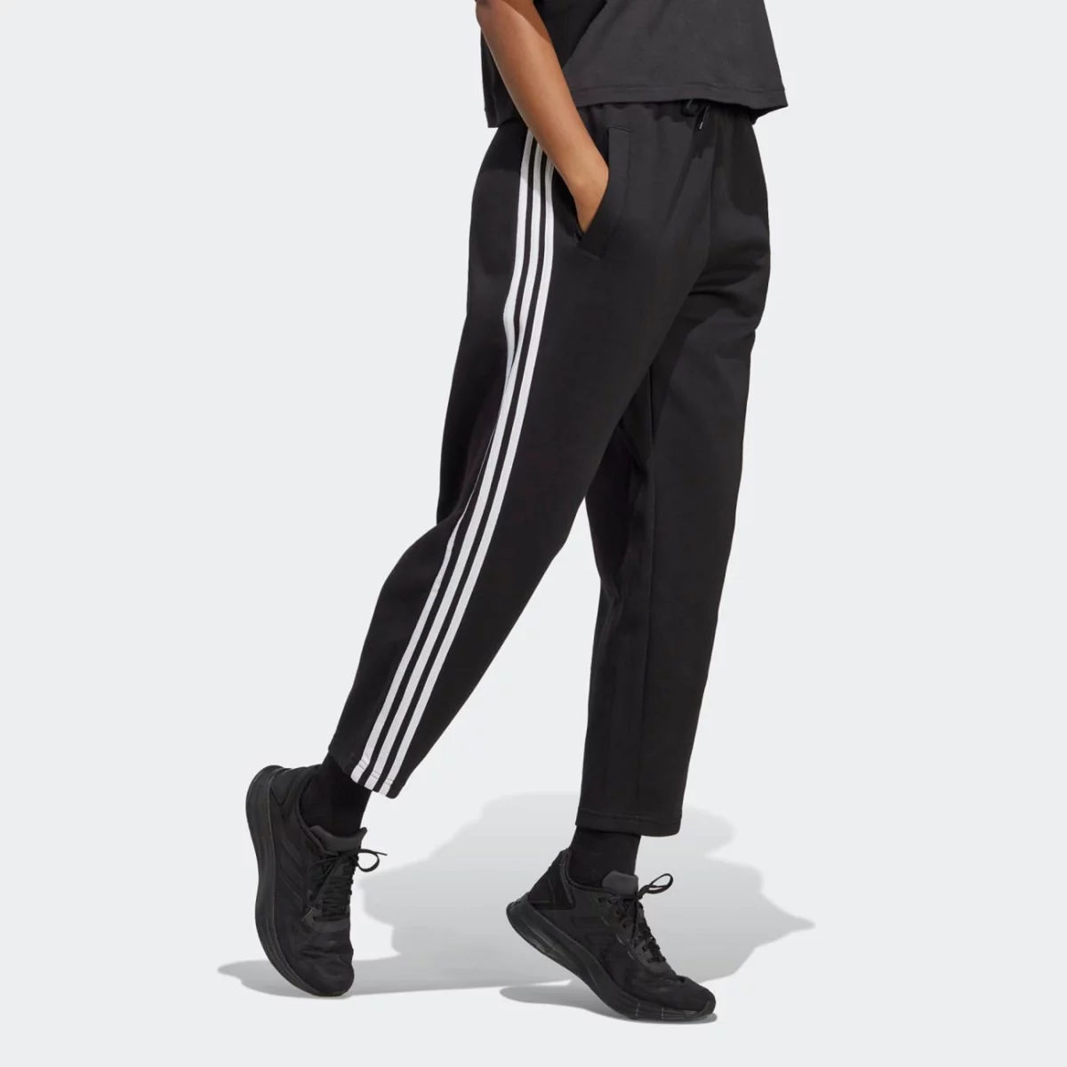 0_0040_ic0458_5_apparel_on-model_walking-view_grey-huge-6657a05a6d950