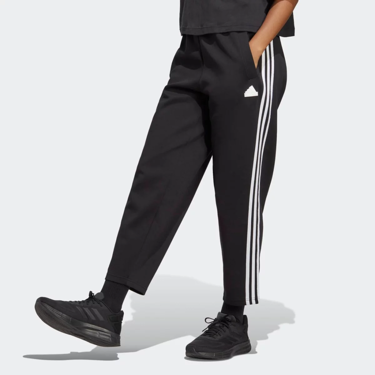 0_0042_ic0458_3_apparel_on-model_standard-view_grey-huge-6657a05d3870b