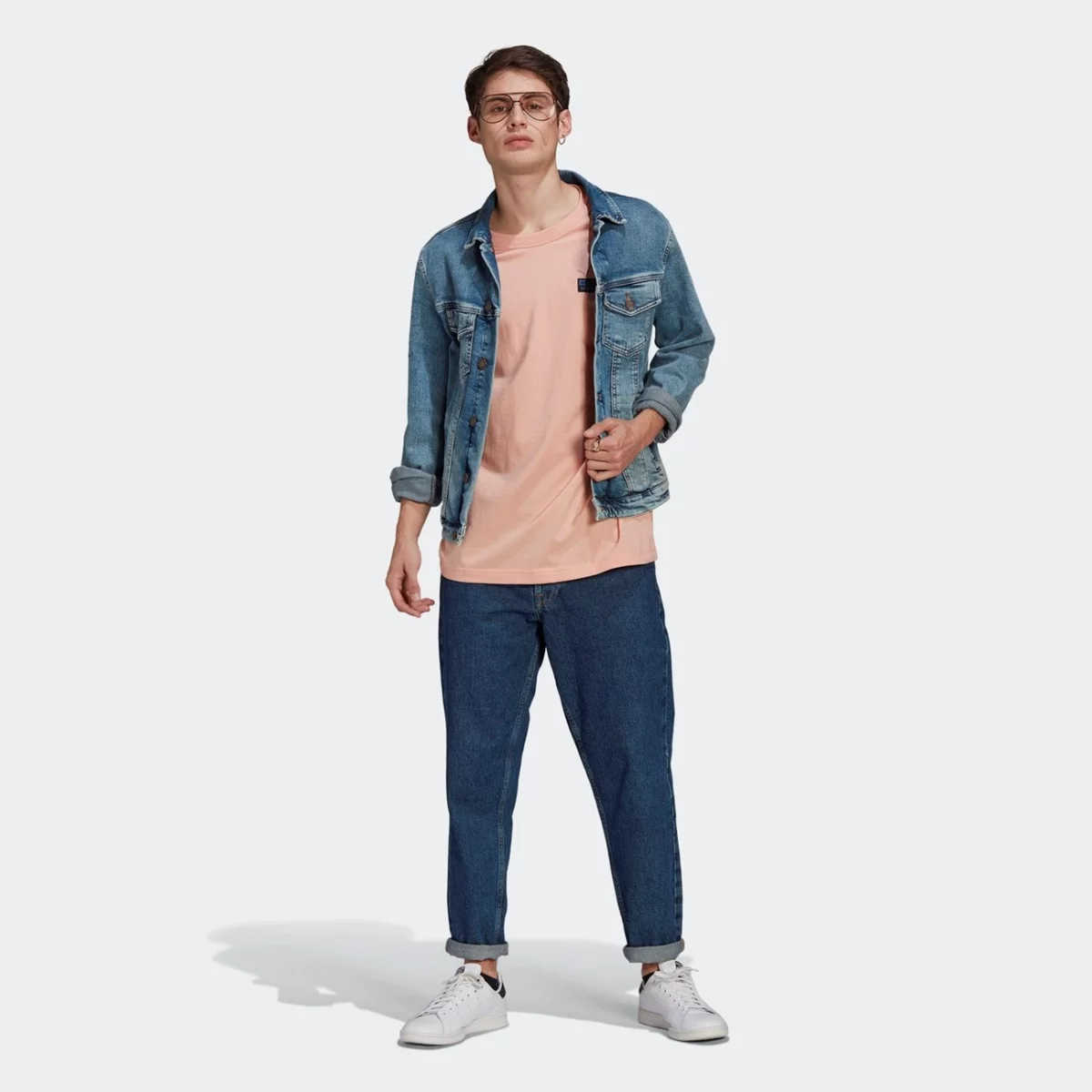 gn3282_app_on-model_walking_gradient-huge-6657564e5aebb