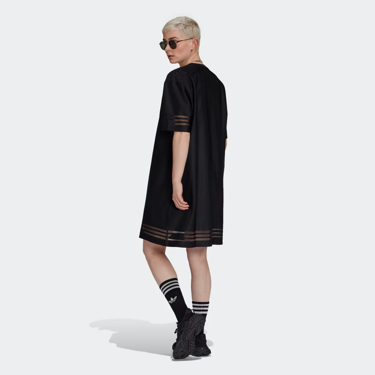 gn3249_app_on-model_back_gradient-huge-6657565f04896