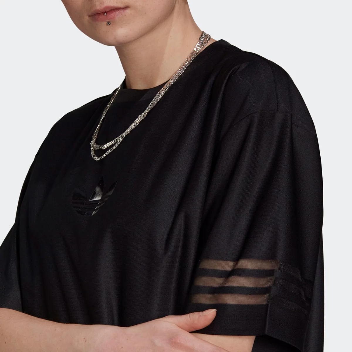 gn3249_app_on-model_detail-1_gradient-huge-66575663227c0