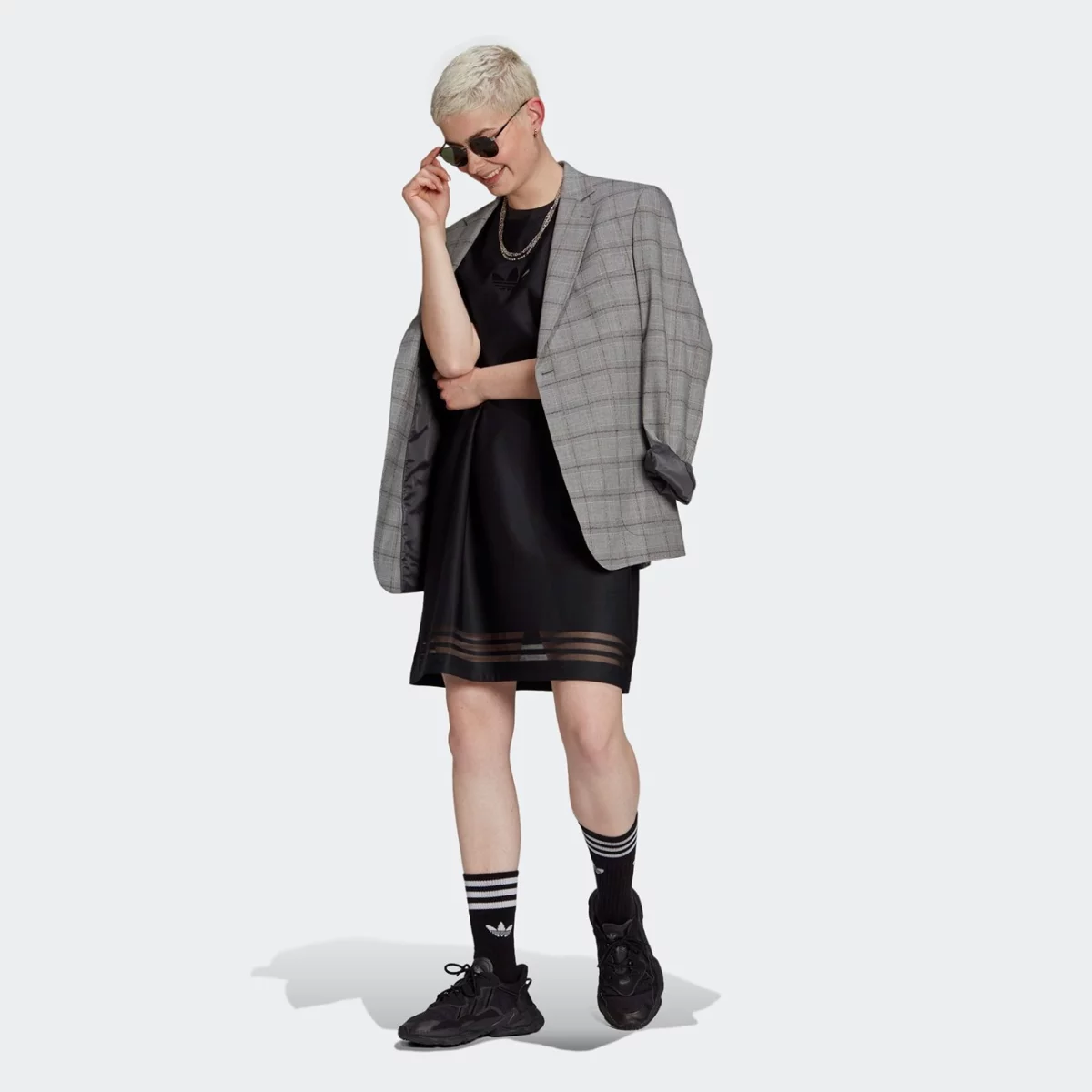 gn3249_app_on-model_walking_gradient-huge-66575661a69ad