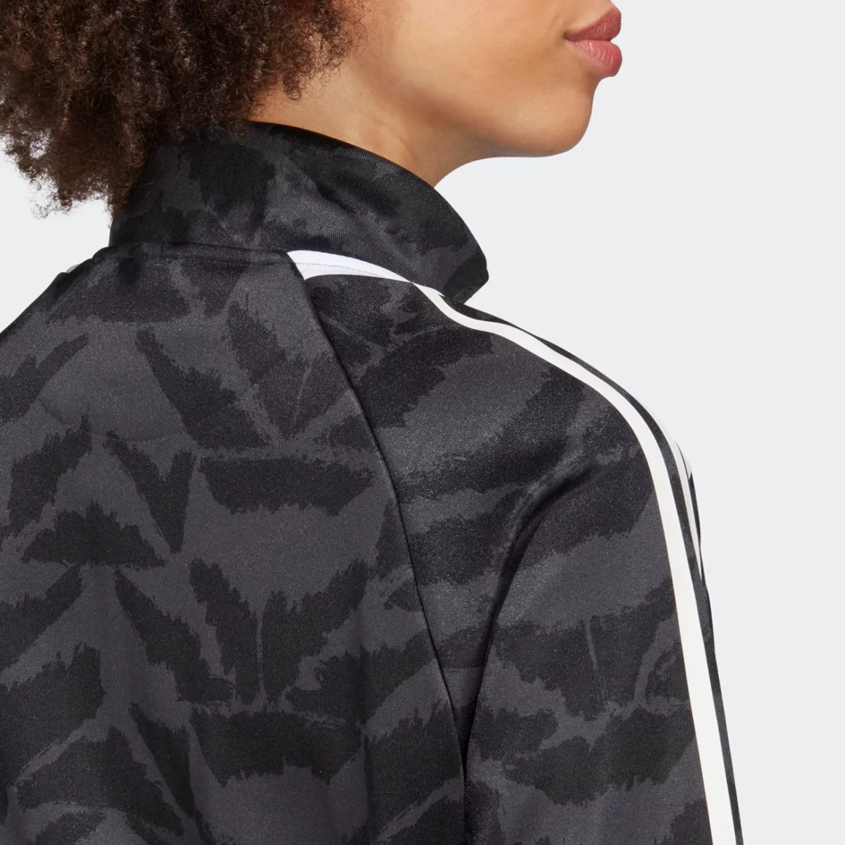 ic6649_10_apparel_on-model_detail-view-3_grey-huge-6657a0a025933