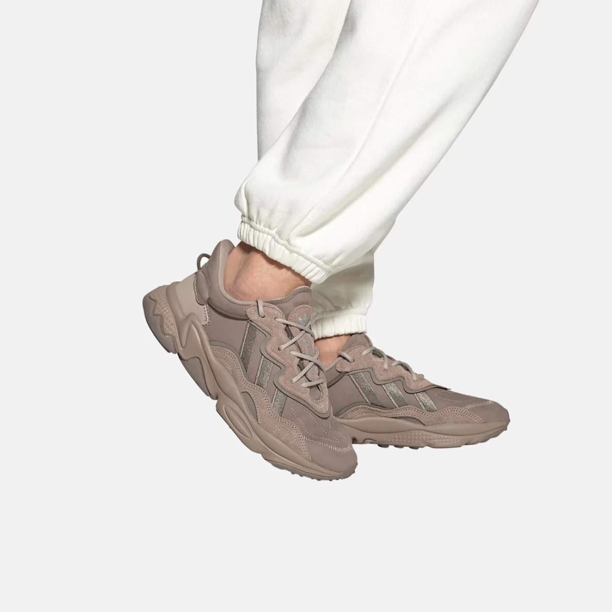 gy6813_11_footwear_on-model_front-view_transparent-huge-66581e1821bae