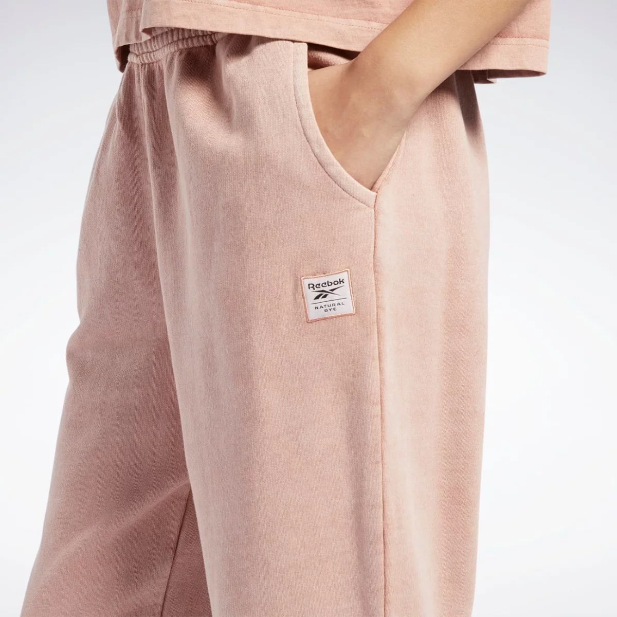 h49296_app_on-model_detail-1_gradient-huge-6657788b8480b