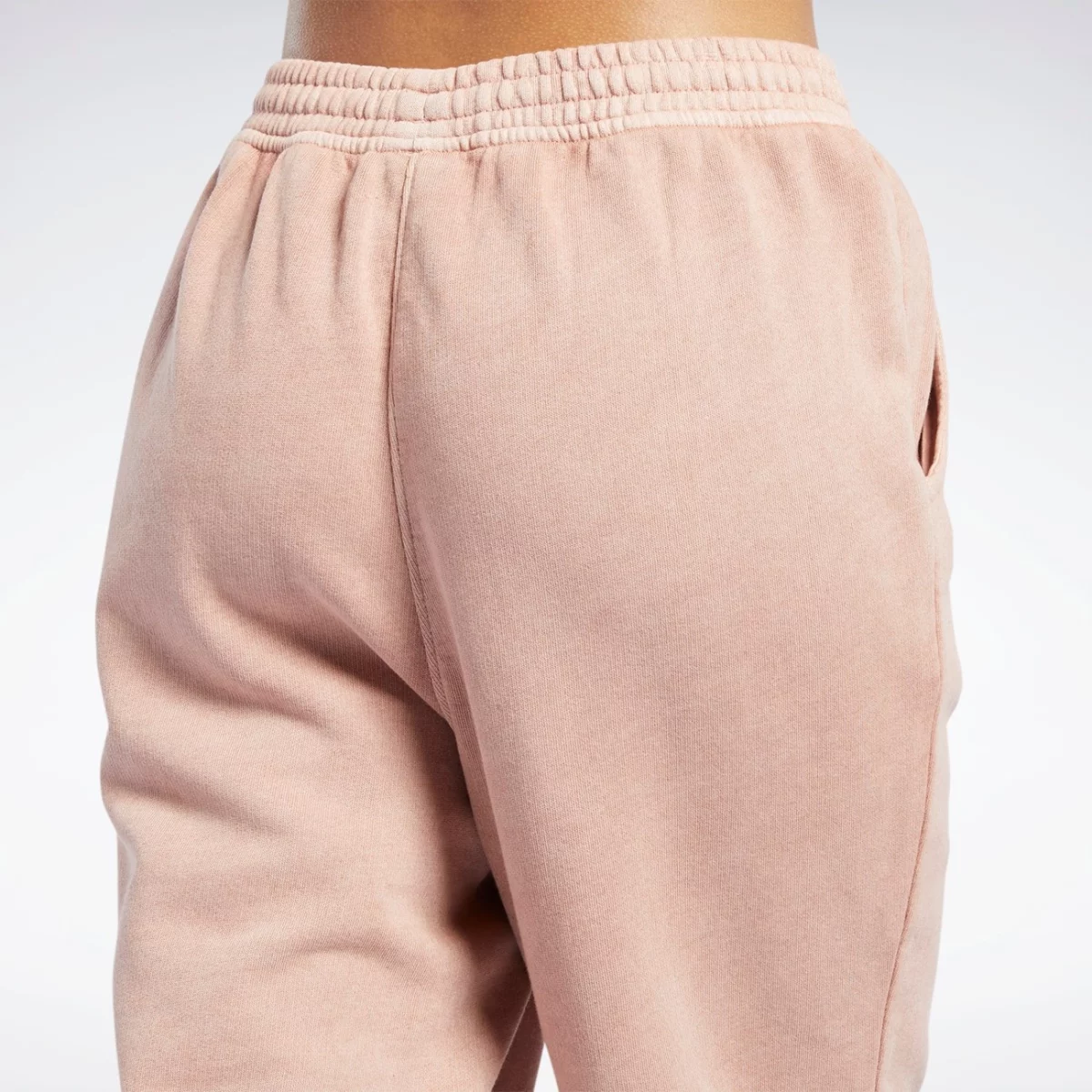 h49296_app_on-model_detail-2_gradient-huge-6657788d6b3f1