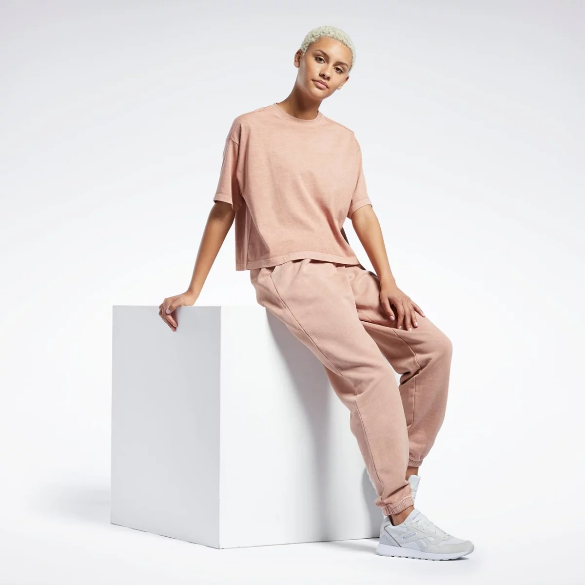 h49296_app_on-model_side_gradient-huge-66577889ba670
