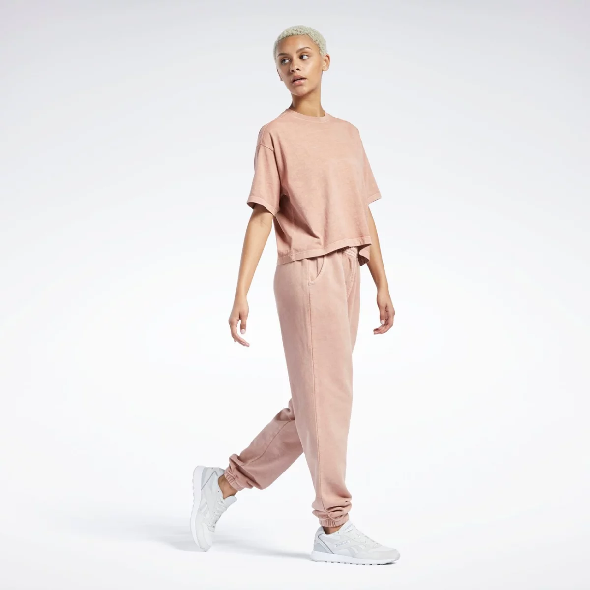 h49296_app_on-model_standard-outfit_gradient-huge-66577888519e1