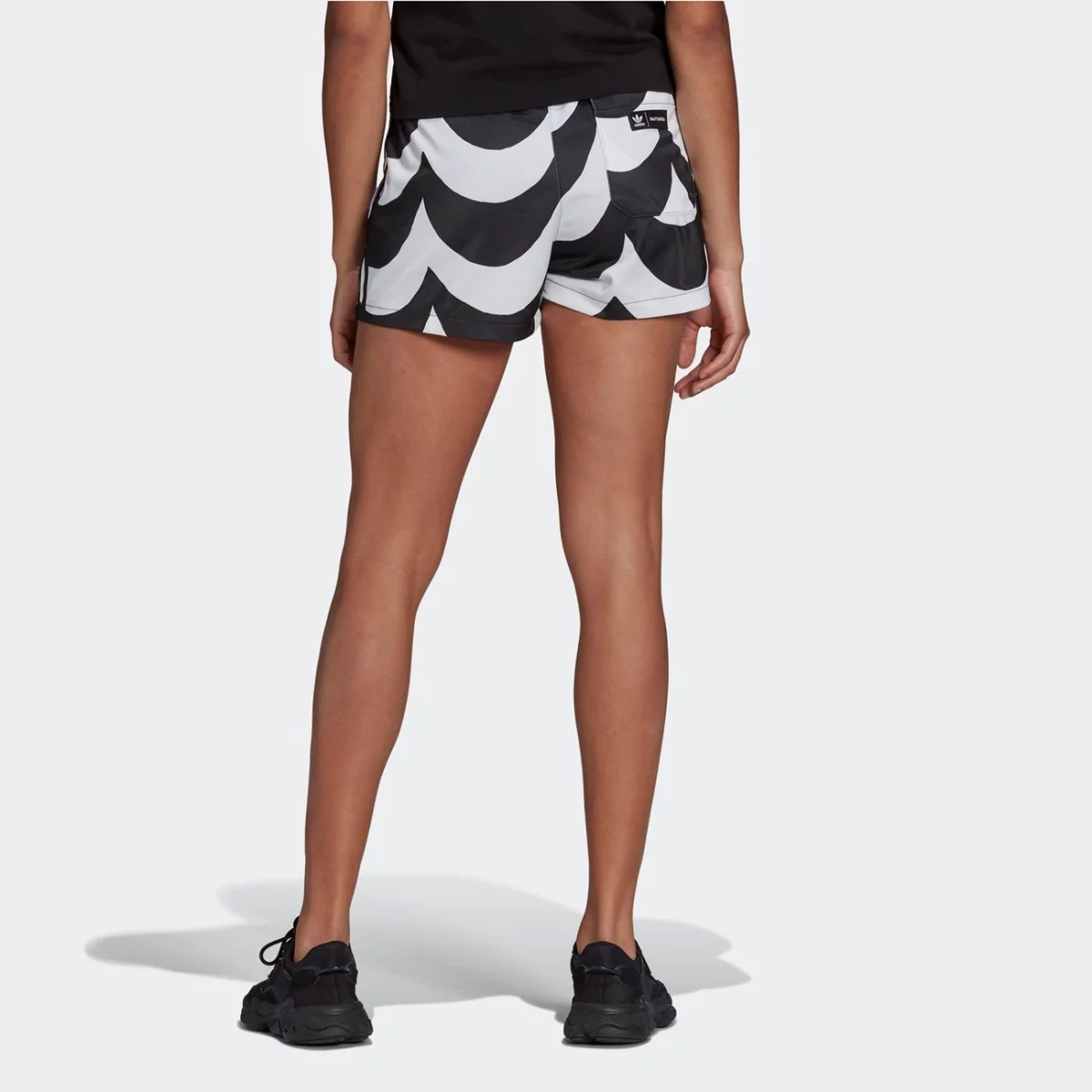 h20477_app_on-model_back_gradient-huge-6657625edf34e