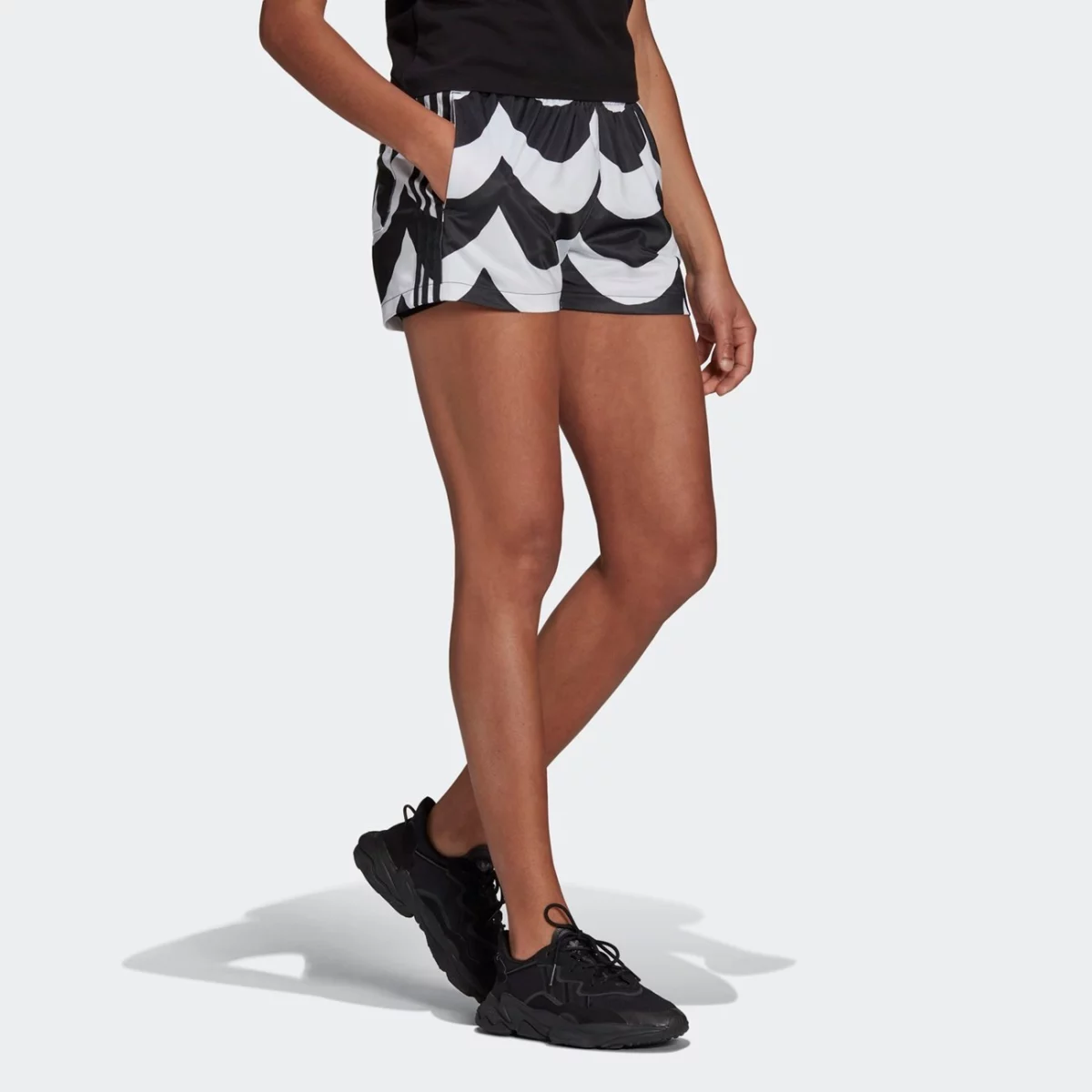 h20477_app_on-model_walking_gradient-huge-6657625d1aec4