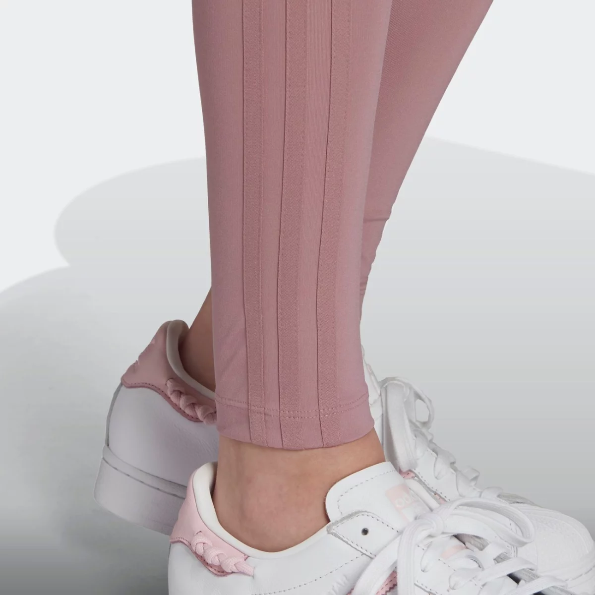 hc2020_app_on-model_detail-2_gradient-huge-665779c813894