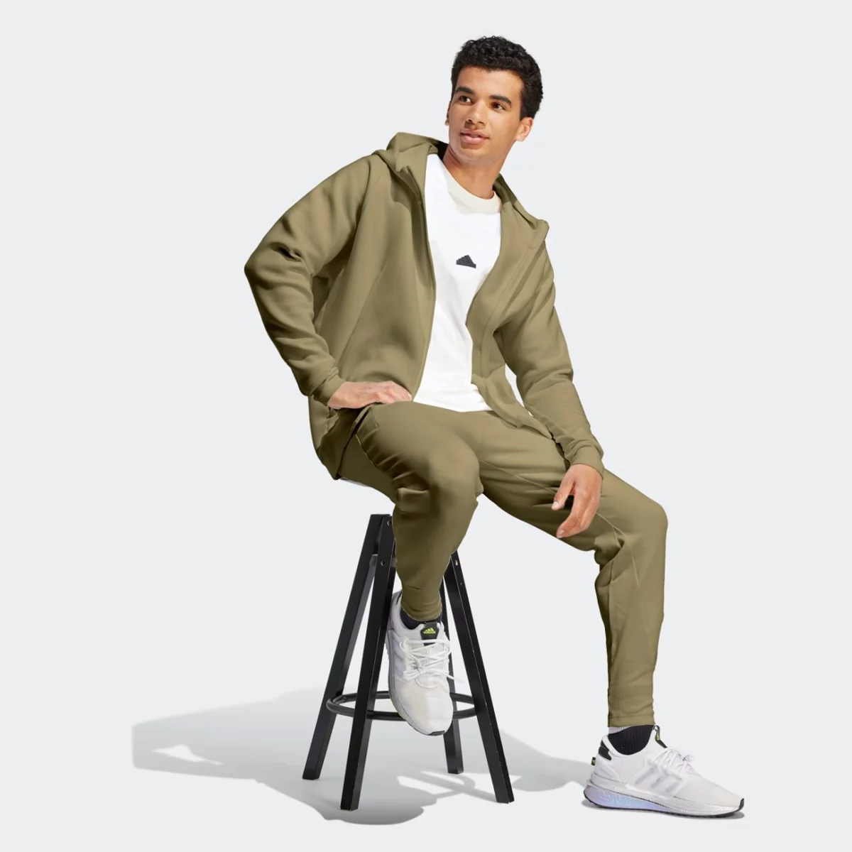 in5090_6_apparel_on-model_walking-view_grey-huge-6657a5cf1d9e9