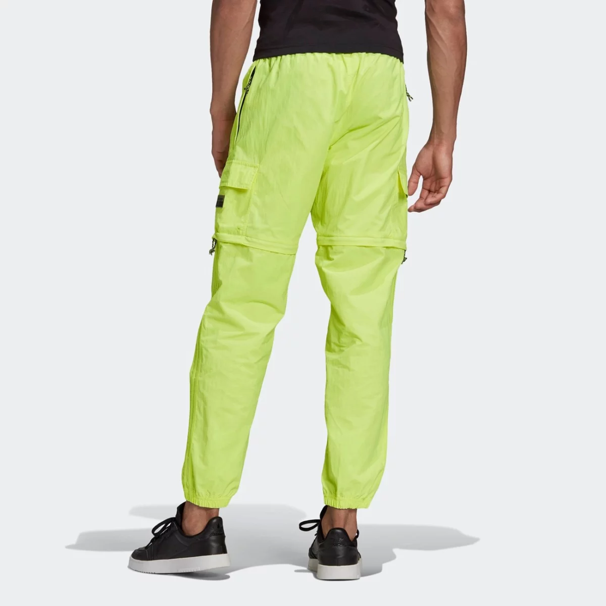 gn3302_app_on-model_back_gradient-huge-6657562fe8150