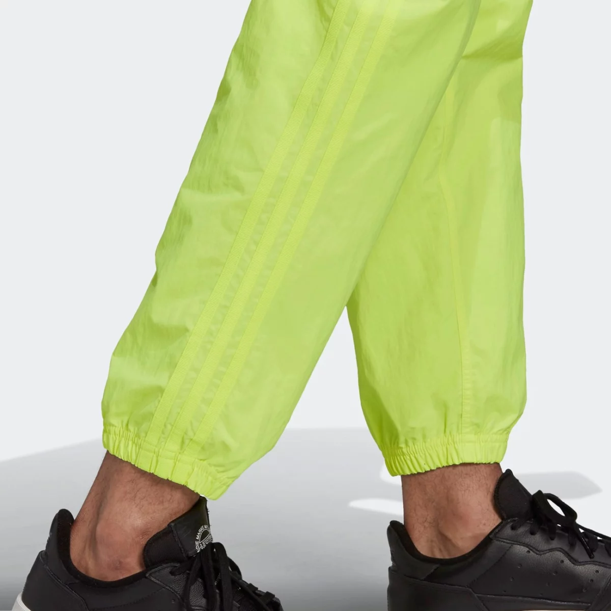 gn3302_app_on-model_detail-2_gradient-huge-6657562c1ad1a