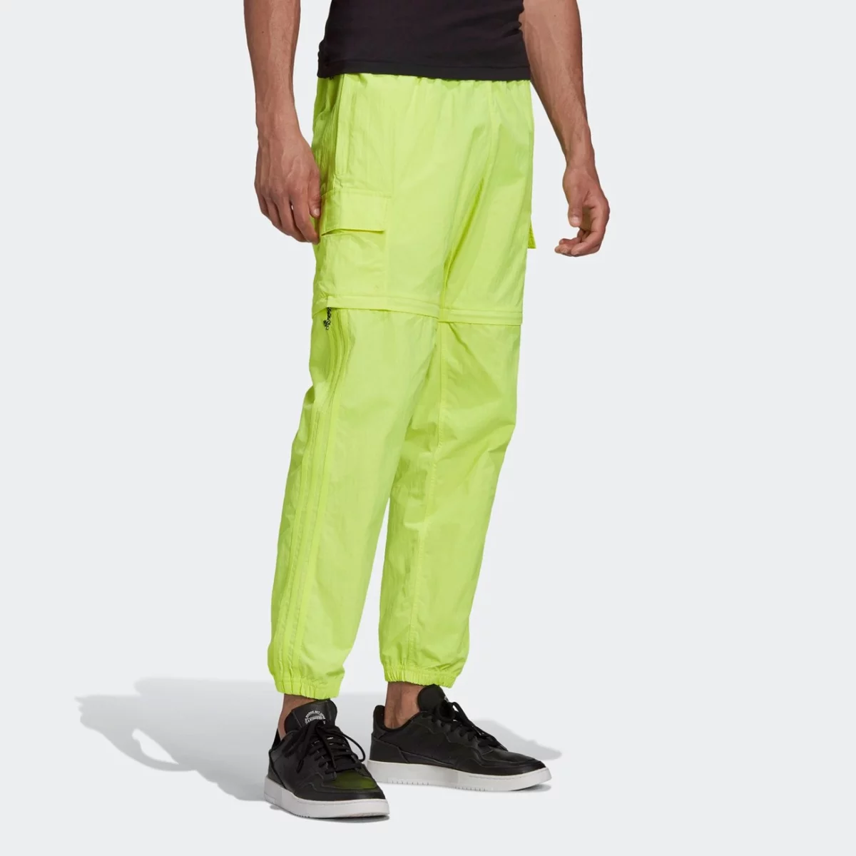 gn3302_app_on-model_walking_gradient-huge-665756334d247