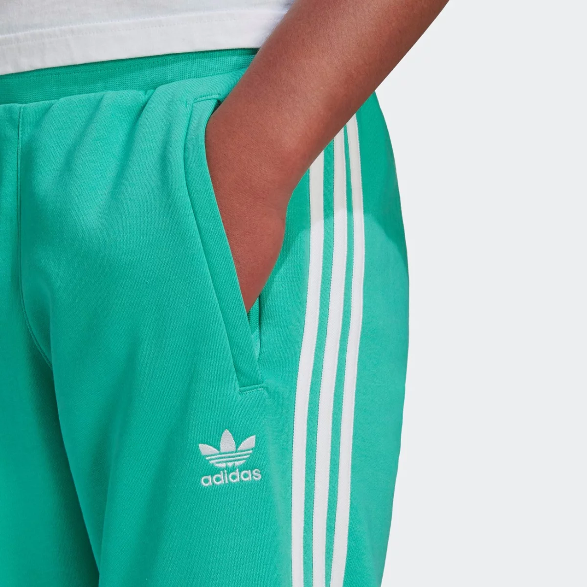 hf2102_app_on-model_detail-1_gradient-huge-665775387d785