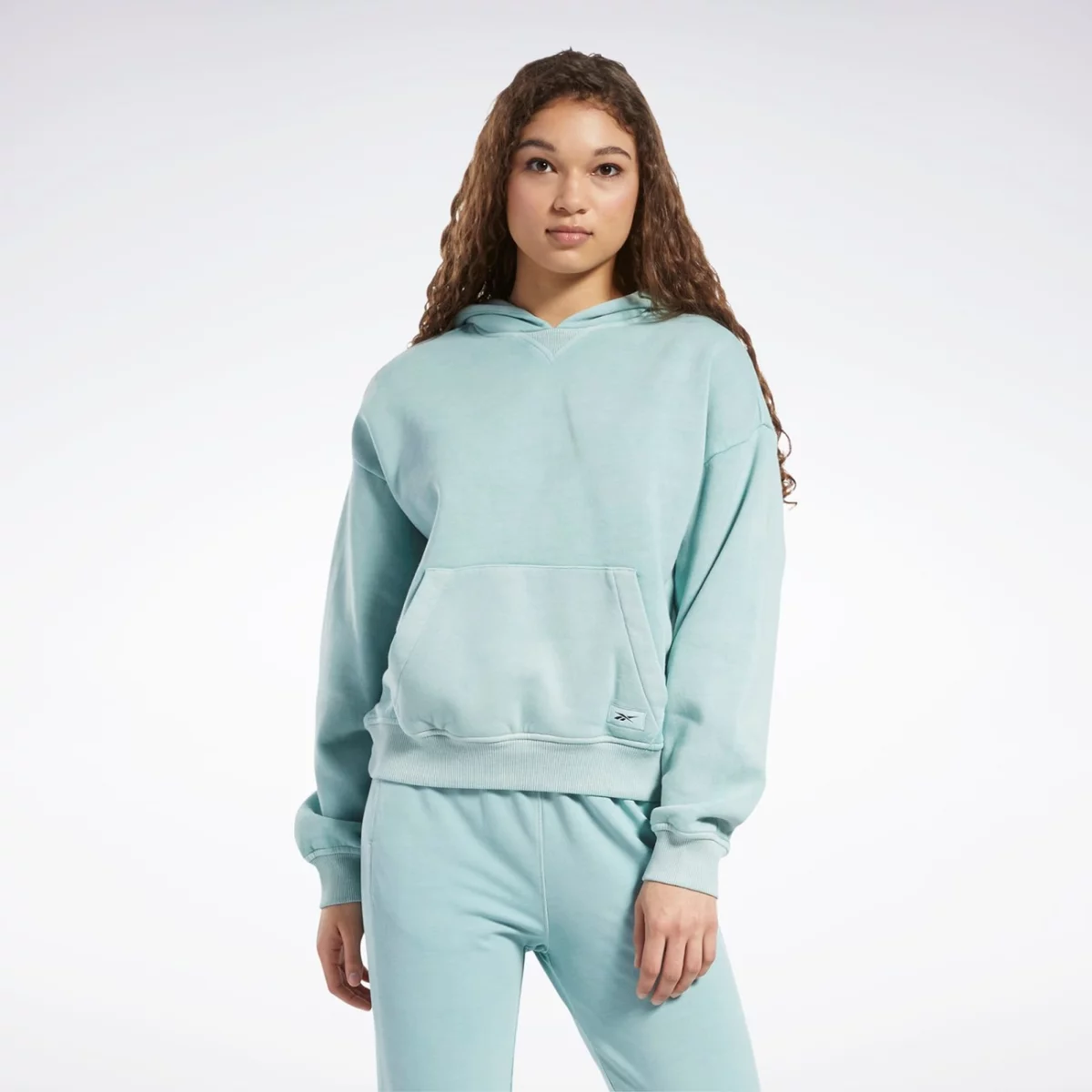 hk4946_3_apparel_on-model_standard-view_grey-huge-665791fdad9b9