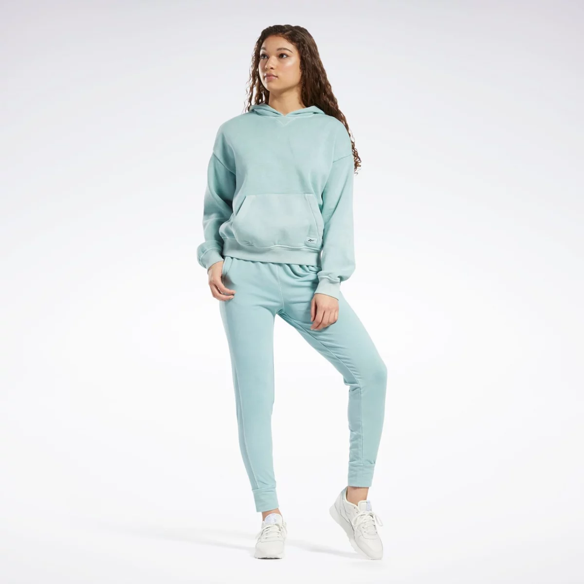 hk4946_5_apparel_on-model_side-view_grey-huge-665792009967b