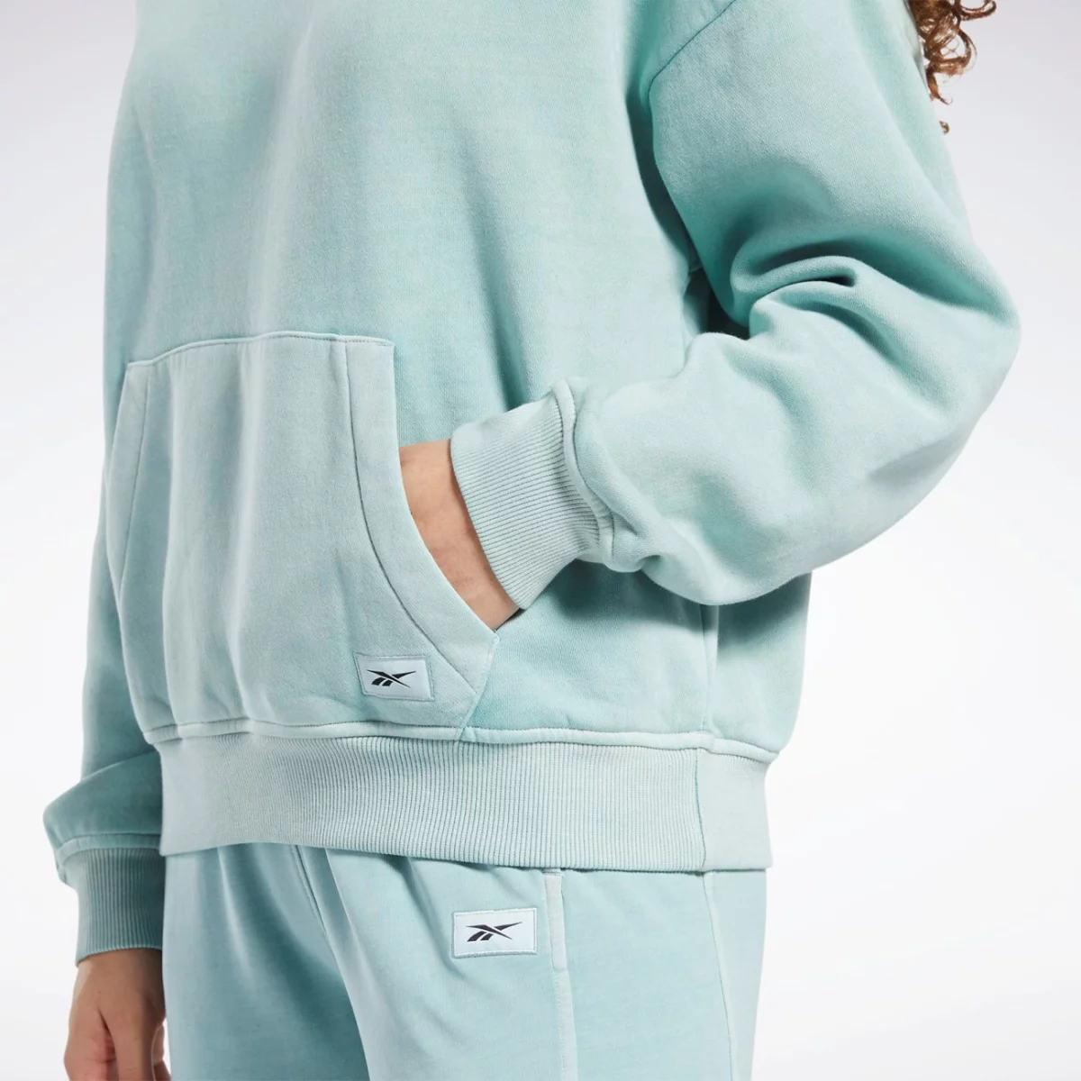 hk4946_7_apparel_on-model_detail-view-1_grey-huge-665792038237a