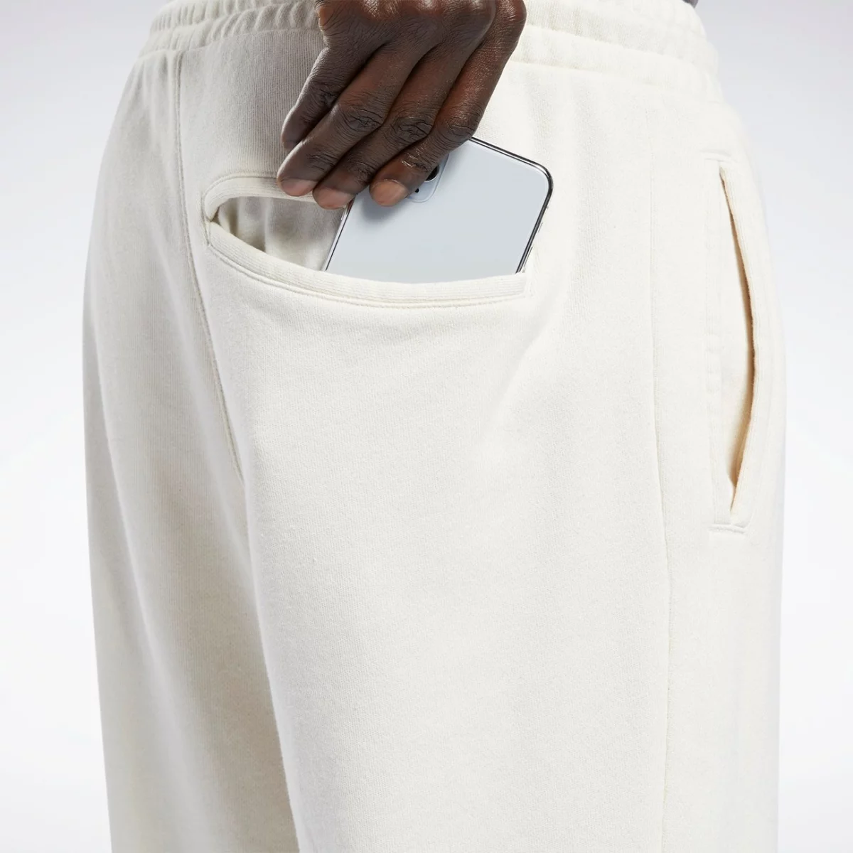 gs9157_app_on-model_detail-3_gradient-huge-665765d3c7253