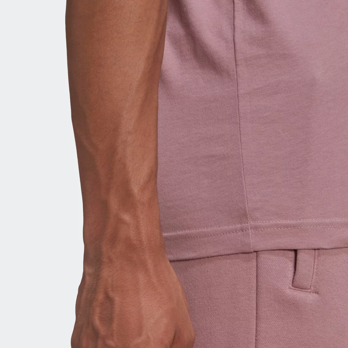 he9444_app_on-model_detail-2_gradient-huge-665776f48550f