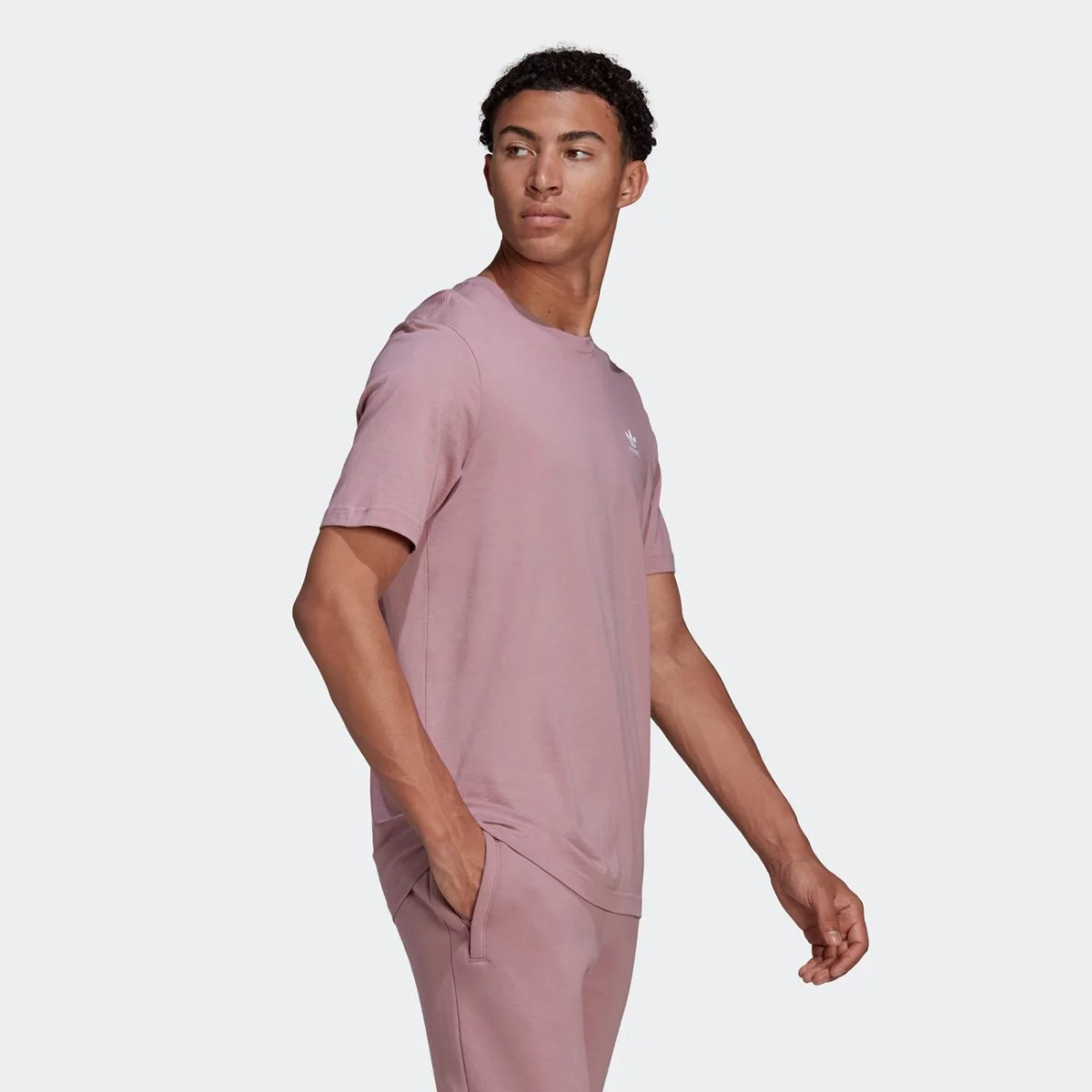 he9444_app_on-model_walking_gradient-huge-665776f19e65b