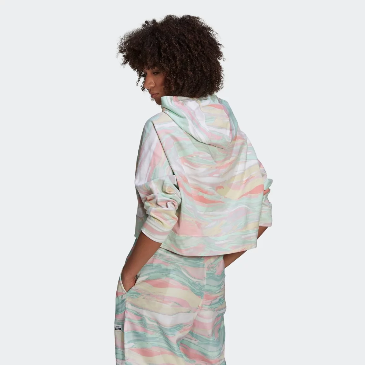 gn4292_app_on-model_back_gradient-huge-665753102f5c7