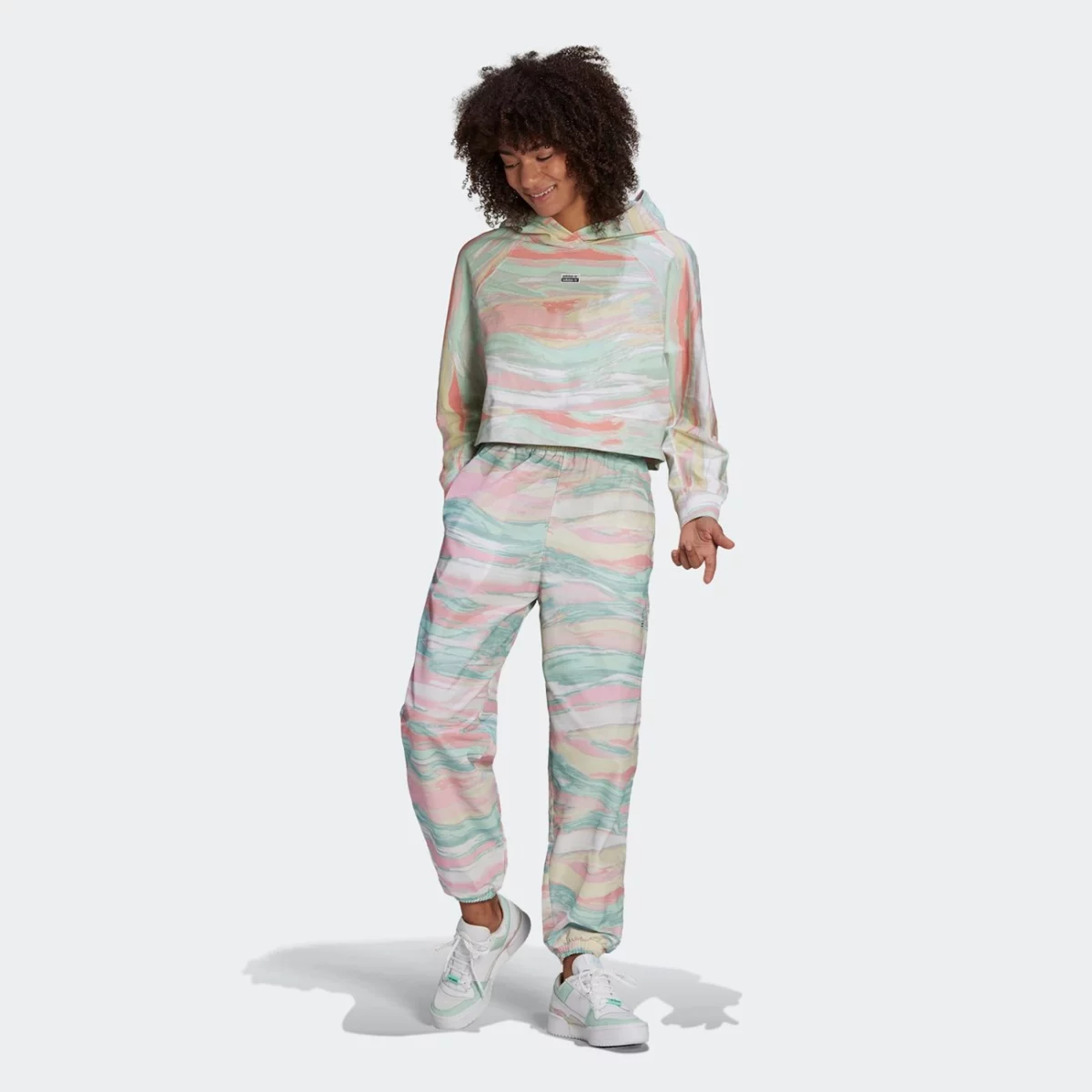 gn4292_app_on-model_standard-outfit_gradient-huge-6657531554c6d