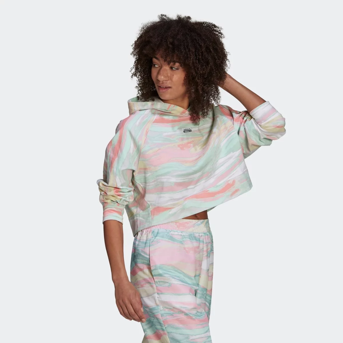 gn4292_app_on-model_walking_gradient-huge-665753137dbaa