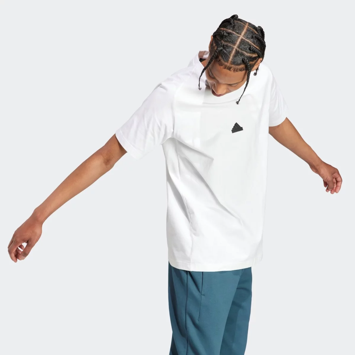 il9470_6_apparel_on-model_walking-view_grey-huge-6657a5b86d7f6