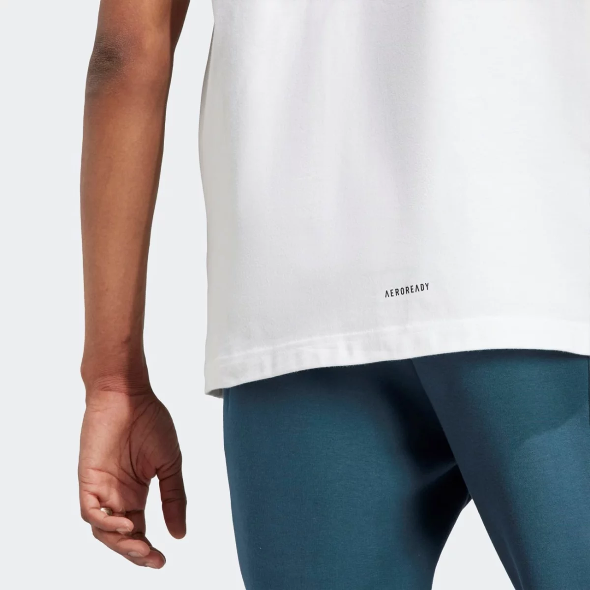 il9470_8_apparel_on-model_detail-view-2_grey-huge-6657a5c10df0f