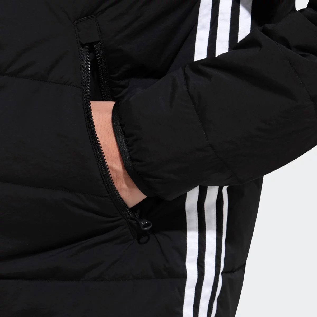 ge1342_app_on-model_detail-4_gradient-huge-6657483dcb2a9