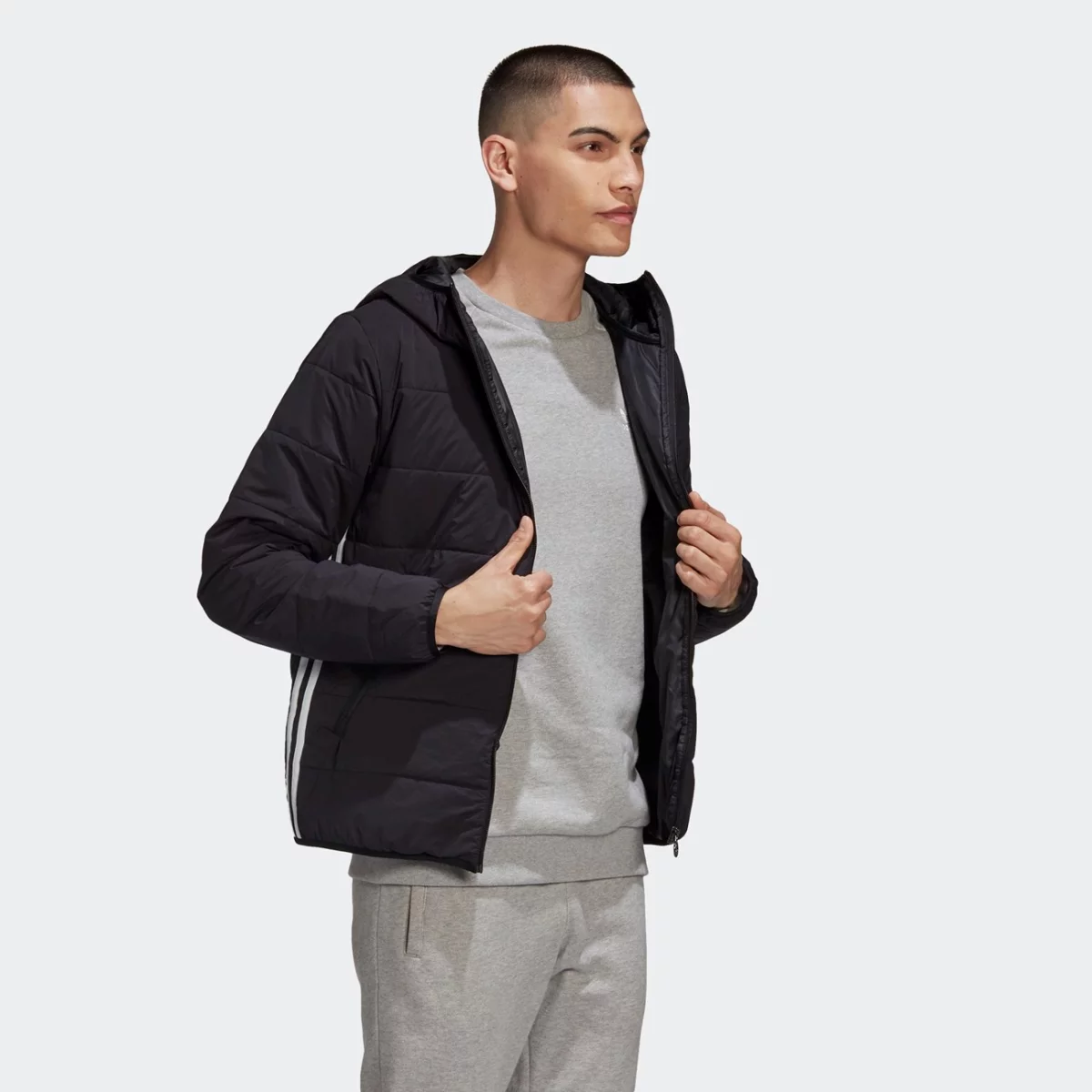 ge1342_app_on-model_walking_gradient-huge-66574837add8f