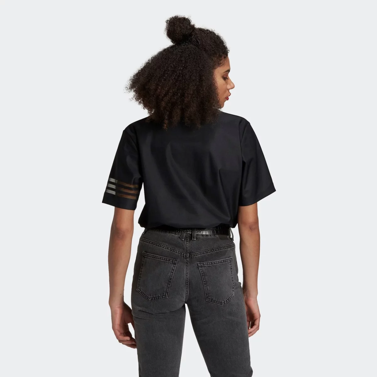 gn3208_app_on-model_back_gradient-huge-66575675731b9
