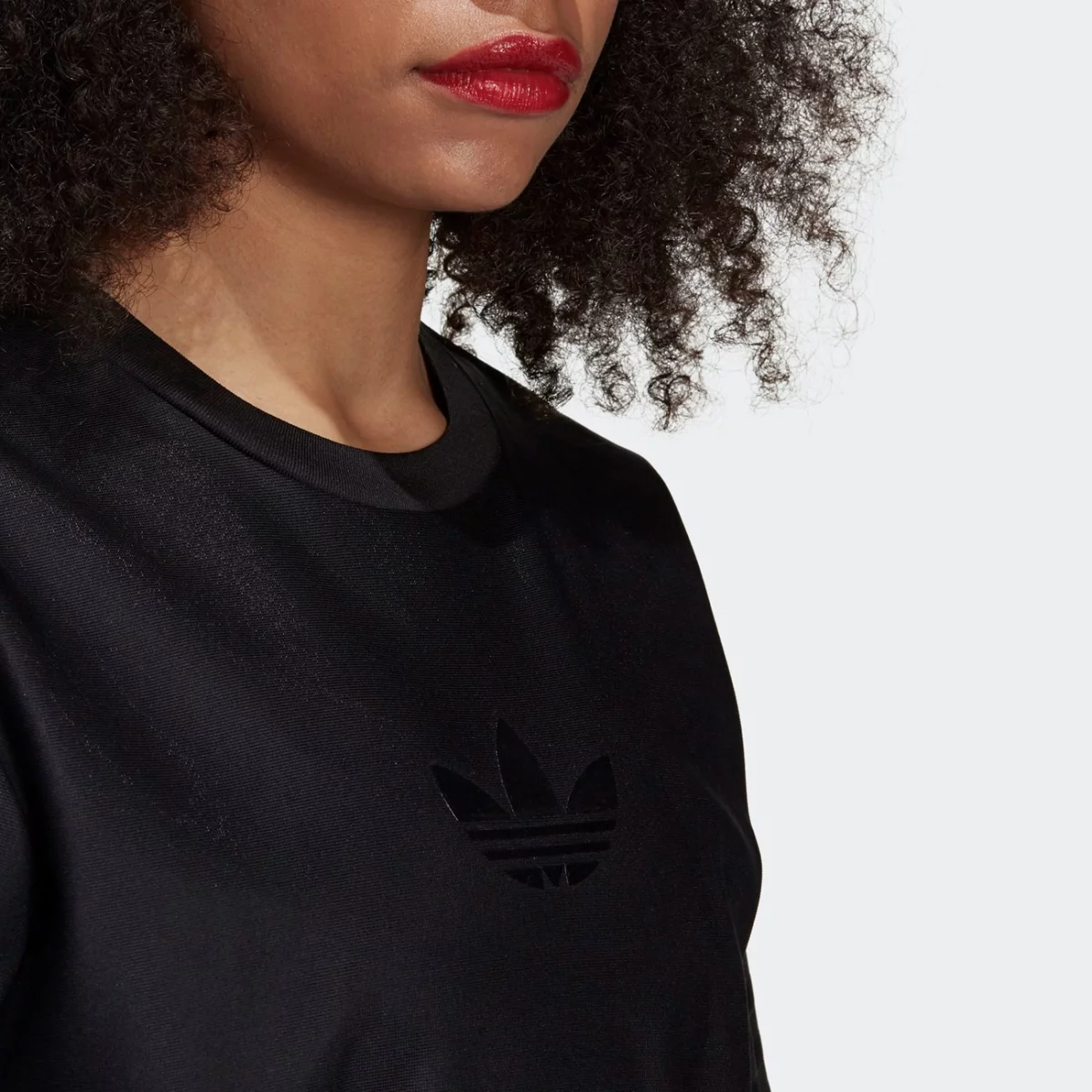 gn3208_app_on-model_detail-1_gradient-huge-6657567a66c62