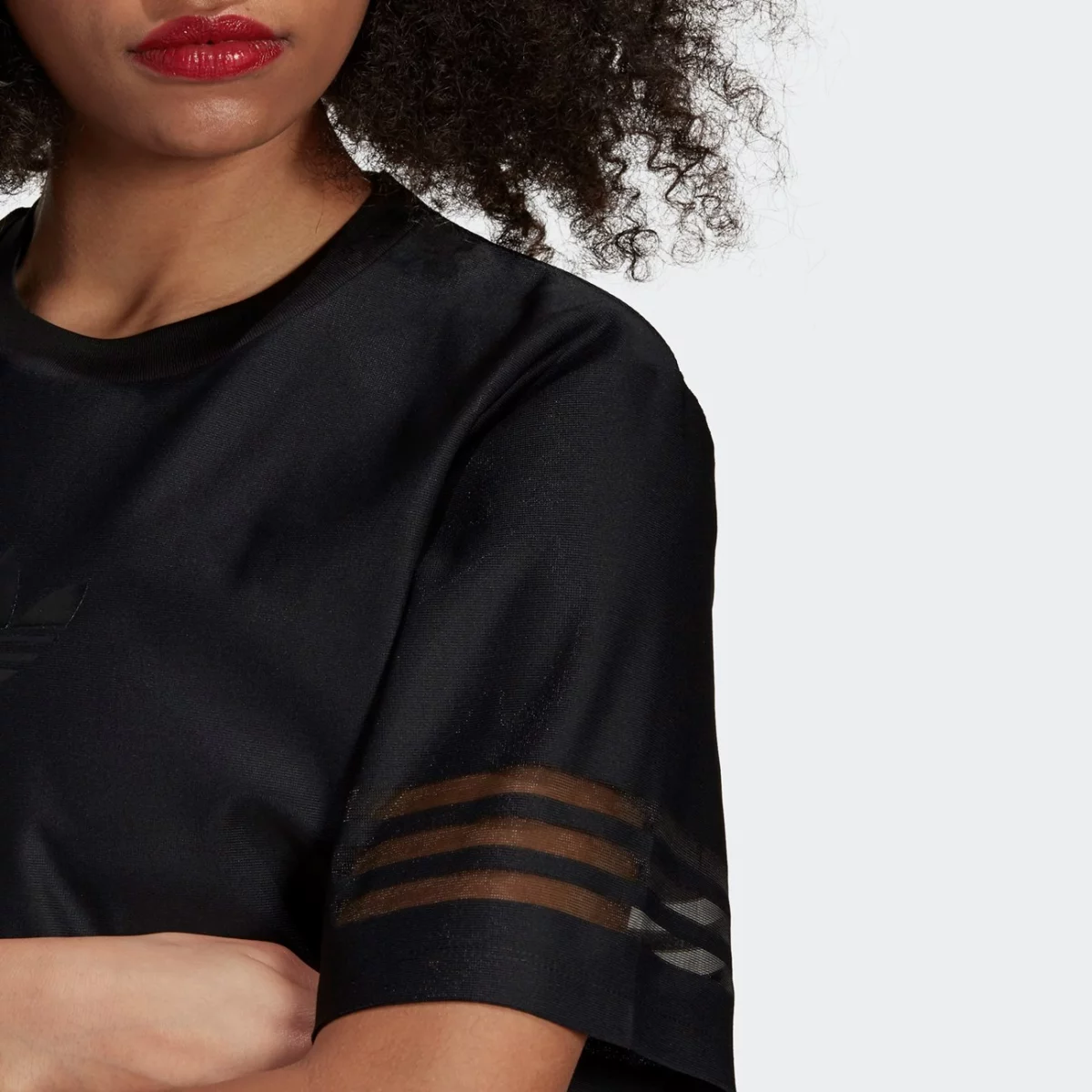 gn3208_app_on-model_detail-2_gradient-huge-66575678a6a65